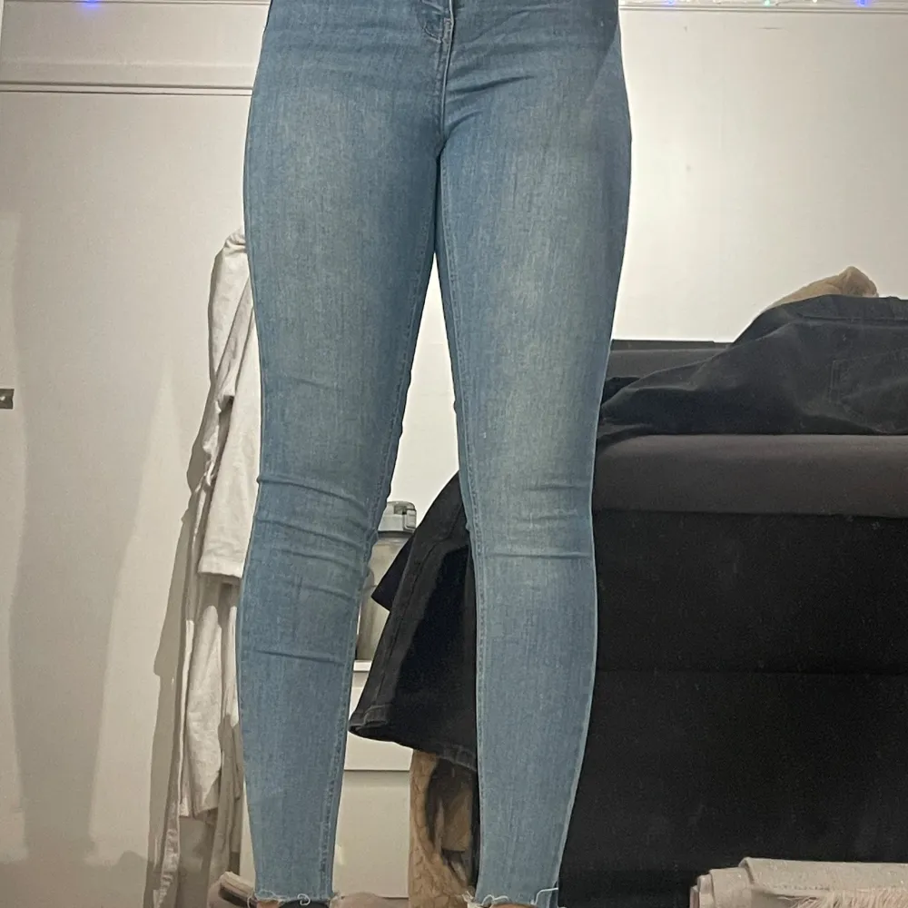 Blåa jeans från Gina Tricot i modellen Molly.  Strl. M. Jeans & Byxor.