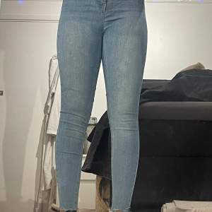 Blåa jeans från Gina Tricot i modellen Molly.  Strl. M