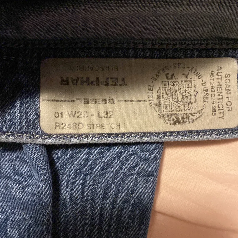 Diesel jeans i fint skick. Storlek 29 32 skulle säga mer att dom är 30 i midjan de är slim men sitter lite stort på mig för att dom är för långa . Jeans & Byxor.