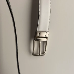 Vir bälte  - Obs att i bältet är gjort extra 2 hål för smallare midja. Bältet är annars bred och är i fin skick🤍🙌