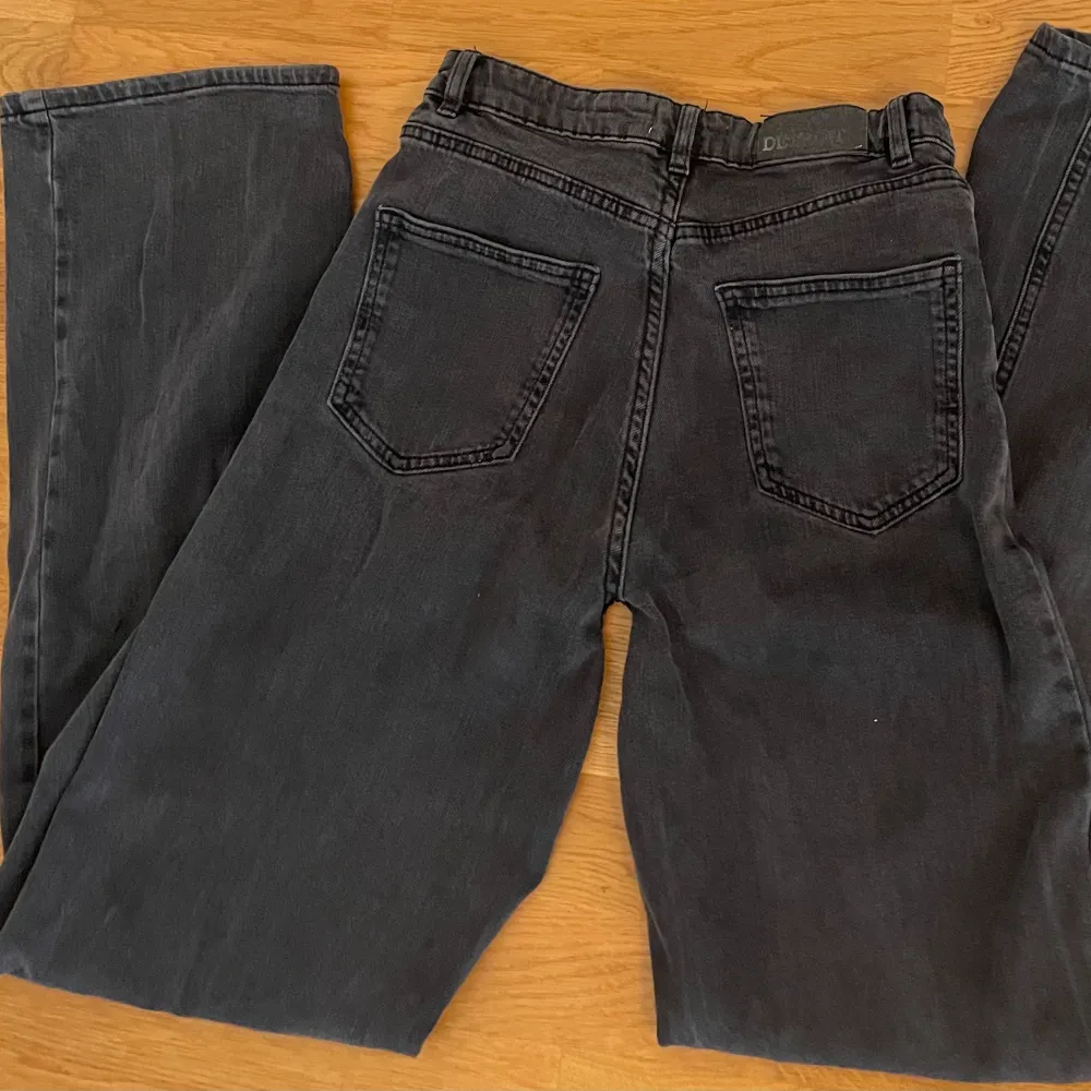 Svarta lågmidjade jeans från Lindex, säljer då de är för små🫶🏼Modellen är straight/baggy. De är ganska använda fast har inga defekter🫶🏼. Jeans & Byxor.