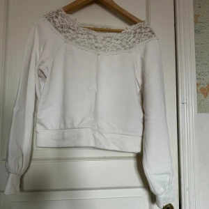 Vit tröja  - Vit tjocktröja med spets upptill