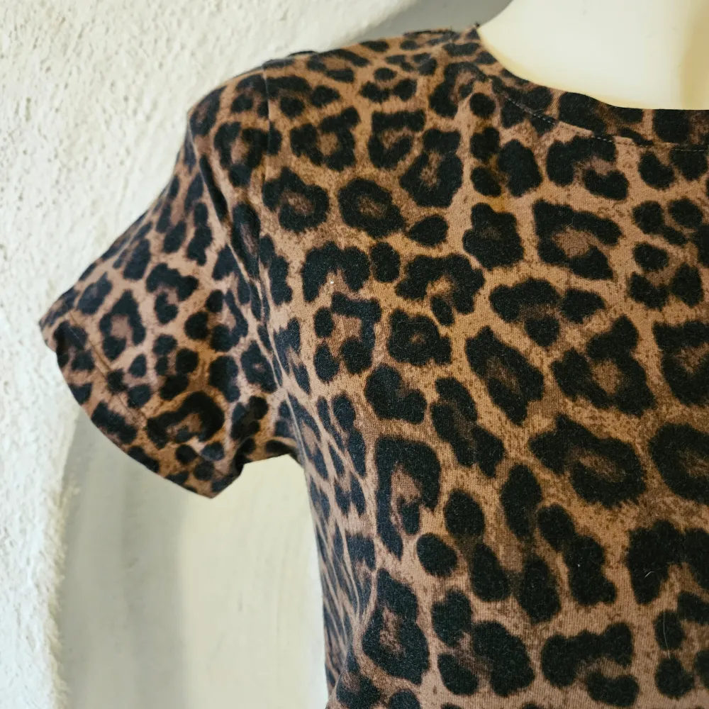 Tshirt från cubus med leopardmönster. Toppar.
