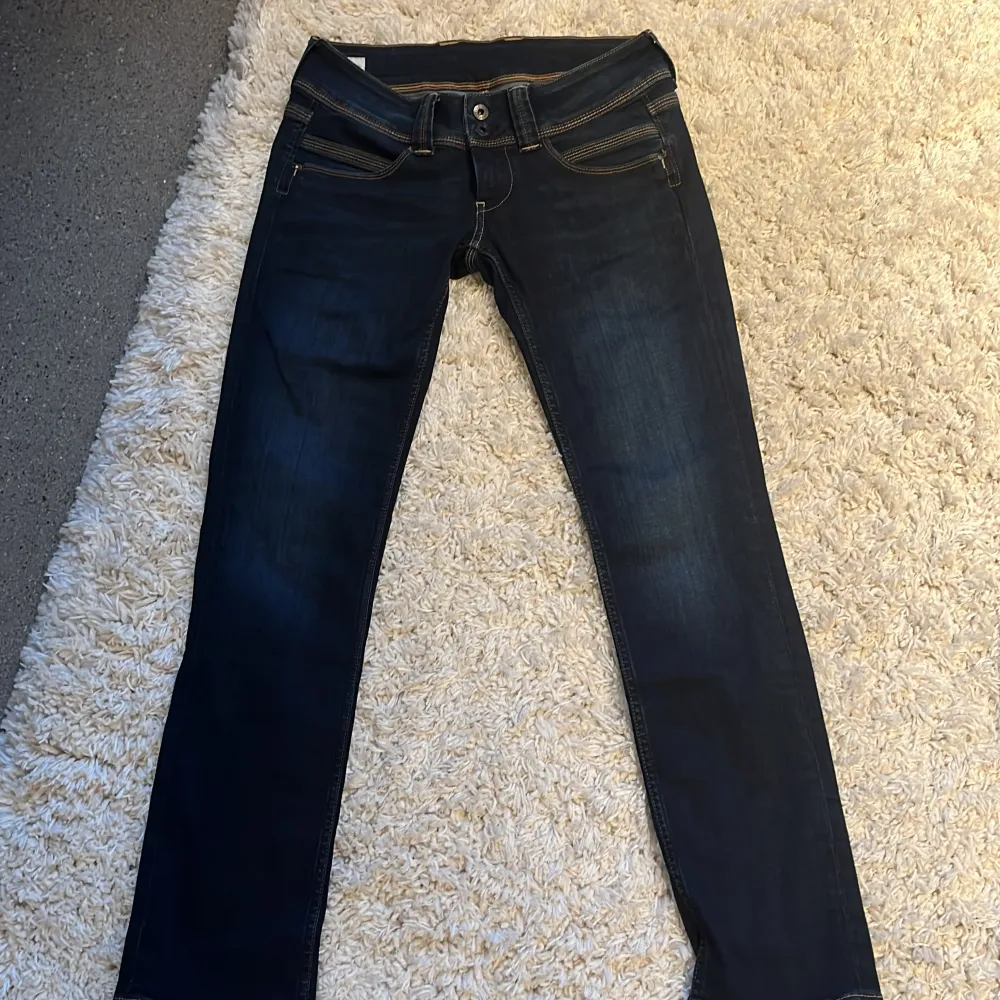 Mörkblåa Lågmidjade jeans från pepe jeans med snygga bakfickor. Aldrig använda, nytt skick. Storlek 29 i midjan, 32 i längd. Modell; straight, Venus low waist. 💕. Jeans & Byxor.