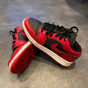 Hej, jag säljer nu mina Jordan 1 low reversed bred i storlek 38. Säljer dom för att dom är för små. Jag köpte dessa på stock x och dom är i rätt så bra skick. Kvitto eller skolåda medkommer ej då den är slängd tyvärr, dock finns en QR kod i skorna.