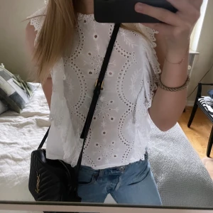 Super söt topp - Säljer denna super söta toppen från mango! Aldrig använts så skulle säga att den är som ny!🩷