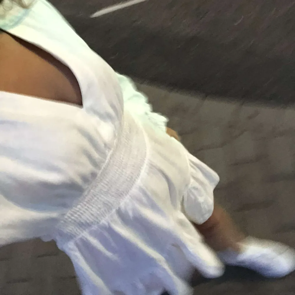 Säljer denna fina vita klänning från zara🩷 perfekt nu till sommaren och studenten! . Klänningar.