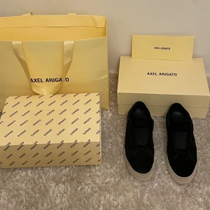 Axel Arigato skor  - Hej jag säljer nu mina Axel Arian Clean 360 skor i storlek 44, skorna är köpta förra sommaren och är i bra skick allt på bilden ingår.