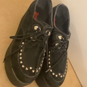 Demonia skor - Demonia skor köpta för 999 kr. Storleken är 39 men skulle även passa folk med storlek 40