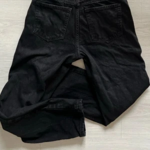 Jeans från Grunt street loose strl 164 / 27 - Jättefint skick Färg: black Modell: street loose Reglerbar midja Inköpta på Kidsbrandstore  Ordinariepris 599kr  Har även ett par grå och ett par blå ute i samma storlek.