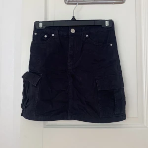Cargokjol - Från H&M i strl 32 men passar 34 också. Är i nyskick men ostrykt på bilden😅 finns öglor så man kan ha skärp. Skriv vid frågor/fler bilder. Pris kan diskuteras❤️