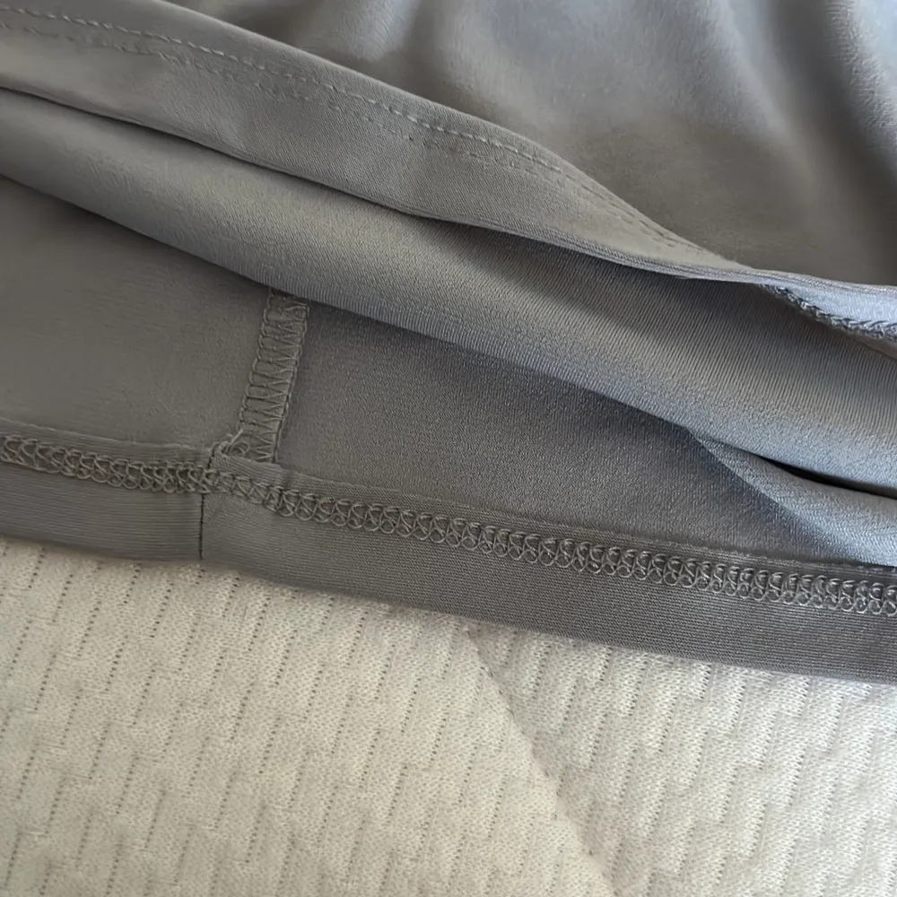 Ett newyorker spets linne i grått som ej kommer till användning längre, kommer ej ihåg nypriset helt men ca 90kr,  använd fåtal gånger, helt som ny . Toppar.