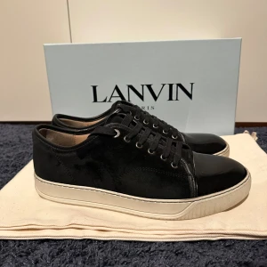 Lanvin skor  - Säljer nu dessa super fina lanvin skorna i färgen svart. Medföljer dustbag, kvitto och box. Skick 8/10. Nypris 4399, pris kan diskuteras vid snabb affär. 