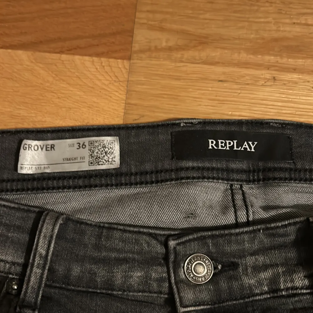 Säljer mina snygga replay jeans med slitningar på grund av att dom är för stora de är storlek 36/32 men dom sitter som 36/31 använda ett fåtal gånger skriv för minsta lilla fundering. Jeans & Byxor.