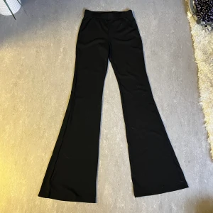 Byxor  - Ribbade byxor med utsvänga ben 