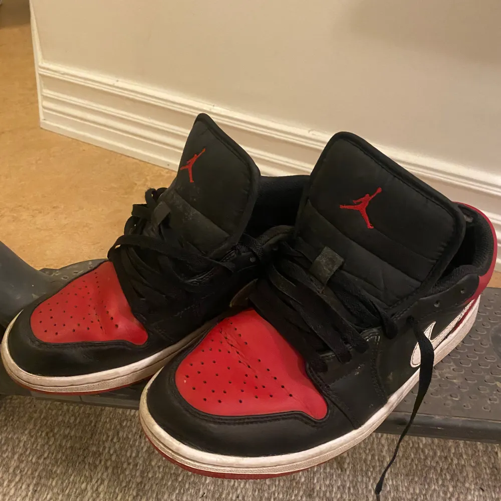 Hej säljer dessa Nike Jordan 1 low i 7/10 skick. De är i använt skick men är hela och håller absolut ett tag till säljes pga av att de är för små. Köpta på nikes hemsida för cirka ett år sedan. Hör av er vid funderingar 😊. Skor.