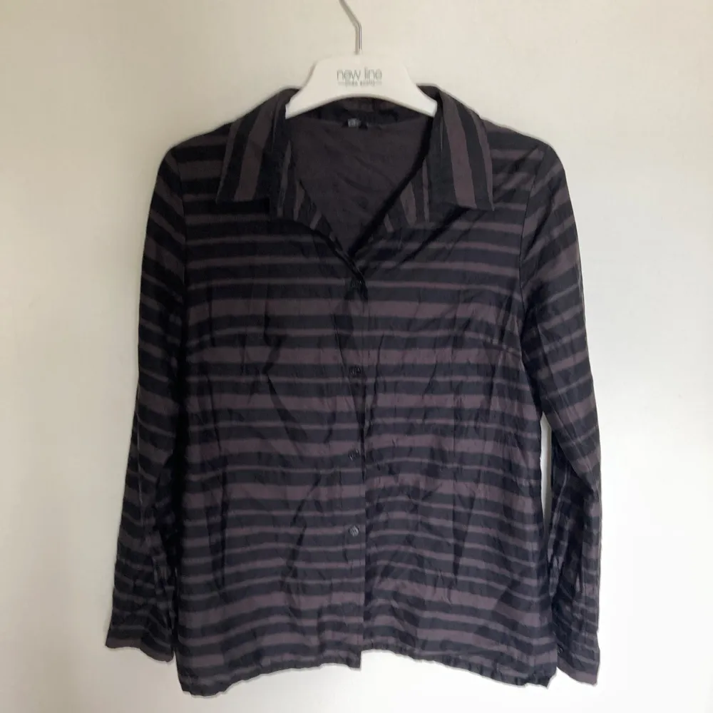 Svart/mörkt mönstrad skjorta från marimekko, bra skick. Köpte på en lite dyrare vintagebutik för dubbla priset  men aldrig använt! . Skjortor.