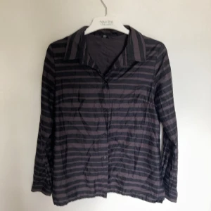 Marimekko skjorta - Svart/mörkt mönstrad skjorta från marimekko, bra skick. Köpte på en lite dyrare vintagebutik för dubbla priset  men aldrig använt! 