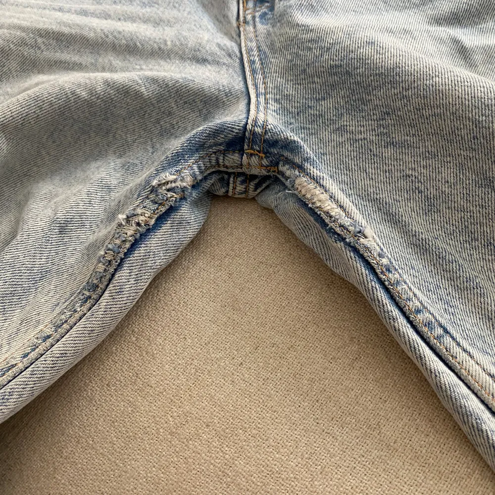 Sitter bra, högmidjade jeans med utsvängda ben. Säljer billigt då sömmen i grenen är repig. . Jeans & Byxor.