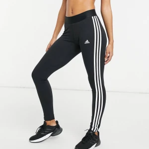 Adidas Tights Nyskick - Tights från adidas, använda max 5 gånger då jag har flera likadan par men använder inte denna modell längre. Pris kan diskuteras vid snabb affär💖