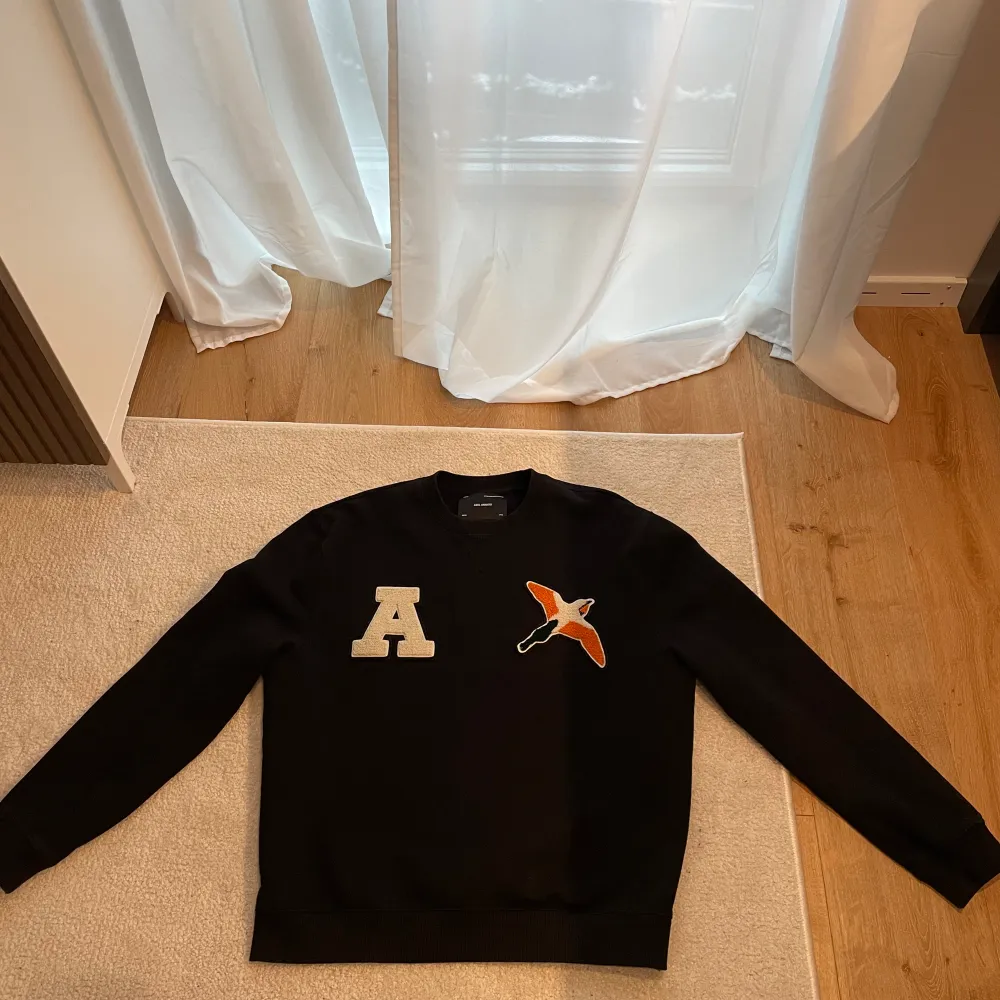 Super fräsch Axel Arigato sweatshirt som knappt är använd då den är för liten för mig. Storlek L. Hoodies.