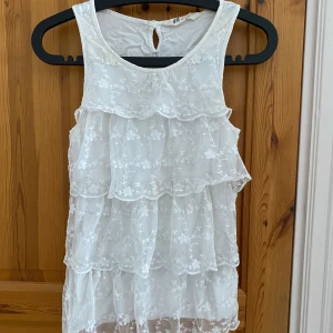 Vitt linne  - Perfekt sommarlinne, verkligen jättefint! Har används mycket och finns en liten fläck. Skulle gissa på storlek XS-S.