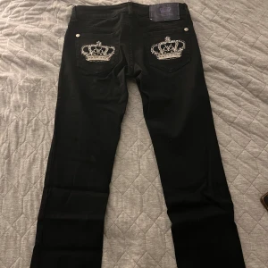 Victoria Beckham byxor  - Svarta Victoria Beckham byxor i svart storlek 25. Väldigt bra skick förutom att gylfet är trasigt, går att fixa för en liten slant. Har själv inte haft ork att fixa dem.  Pris går att diskutera.