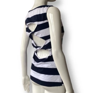 Randig topp - Från TN T8, storlek L/XL. Dockan använder storlek XS. Marinblåa ränder! MÅTT: Armhåla till armhåla 40cm, axel till axel 31cm & längd 61cm. 