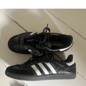 Adidas samba - Supersnygga och trendiga svarta adidas samba i strl 39 & 1/3. Köpta här på plick men dessvärre för små för mig. Jättefint skick, nästan som nya! Endast använda två gånger. Kostar 1349 kr på adidas hemsida. Skriv vid funderingar❤️