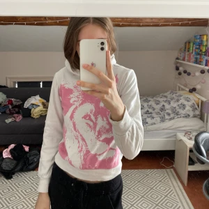 Vit/rosa hoodie - Väldigt skön och har används ett fåtal gånger. Normal i storleken.