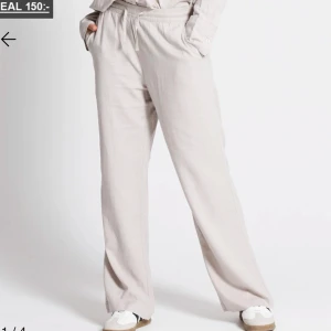 Linne byxor  - Beigea Linne byxor från lager 157, köpte för 150kr. Har en matchande linne skjorta till som ja också säljer