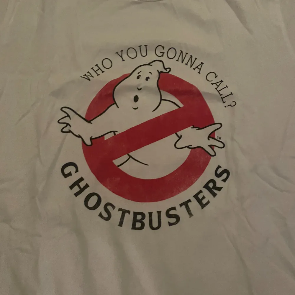 en ghostbusters tröja från hm. ganska lätt material. tröjan är storlek S. om ni har ngåra frågor är det bara att höra av sig! :). T-shirts.