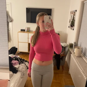 Rosa polotröja  - Rosa tajt polotröja i storlek XS