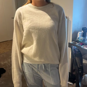 Uniqlo tröja - Ny med lapp storlek L men passar xs-s vilket jag normalt sätt har men dessa tröjor är små i storleken!❤️