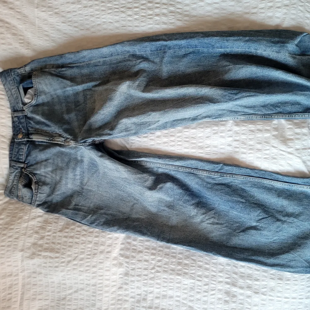Blåa jeans i en storlek M för när jag gillade baggy byxor. . Jeans & Byxor.