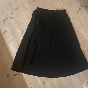 Kjol - Svart skjol från Monki 