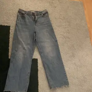 Ett par högmidad jeans som inte har använts så jättemycket, kommer ursprungligen från Lindex barn sida. 