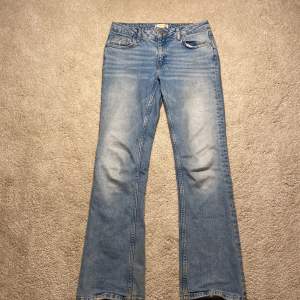 Säljer mina gamla Gina Tricot jeans då de inte kommer till användning längre. Är i storleken 158 men passar någon som är ca 160 lång. Kom privat för fler frågor/ bilder ❤️