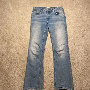 Säljer mina gamla Gina Tricot jeans då de inte kommer till användning längre. Är i storleken 158 men passar någon som är ca 160 lång. Kom privat för fler frågor/ bilder ❤️