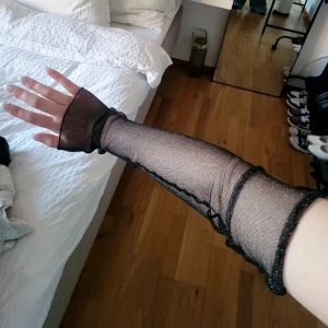 Handskar - Köpte för att ha på en resa till spanien. Men använde aldrig. Genomskinliga svart glittriga handskar. I mycket bra skick! 20 kr frakt🙃
