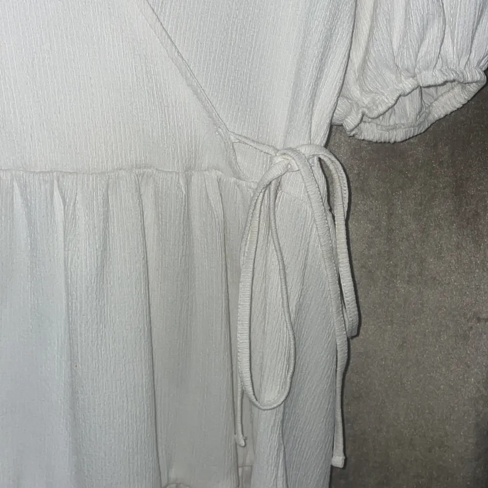En vit klänning från Gina tricot som endast är använd en gång🤍.  Är i storlek L men sitter mer som en M. . Klänningar.