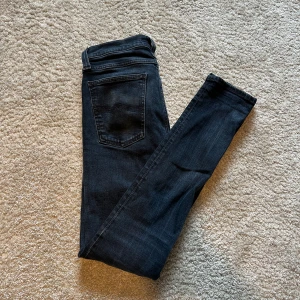 Nudie jeans  - Säljer nu mina svin snygga Nudie jeans. Dom sitter slim och sitter som 30/32 unjefär. Skriv om ni har några frågor eller vill ha fler bilder  