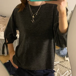 Tröja  - Stickad tröja med knyte i strl M