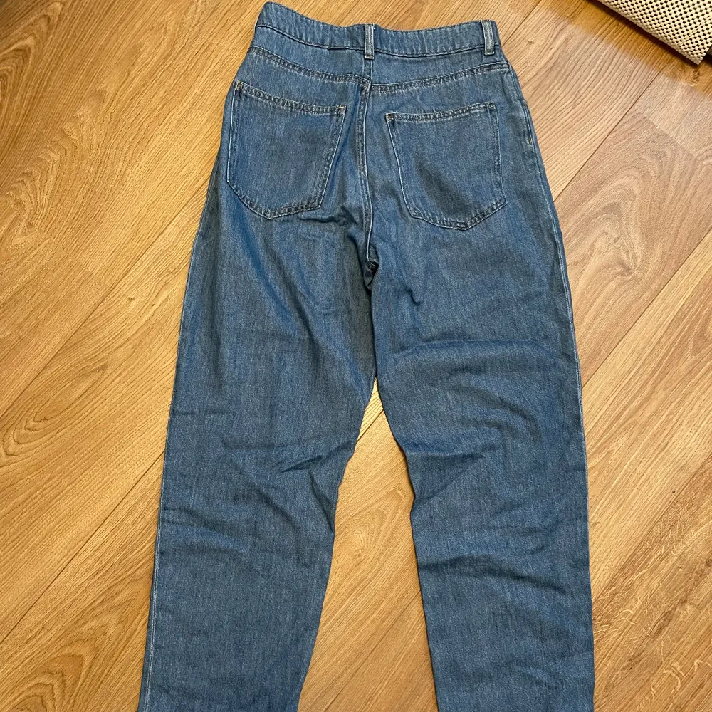 Blå högmidjade mom-jeans från H&M. Använda ett fåtal gånger.. Jeans & Byxor.