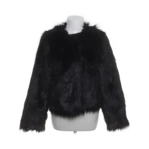 Pälsjacka  - Säljer min svarta pälsjacka - köpte den på sellpy men den är originellt från hm. Köptes för 250kr 💘inga defekter 