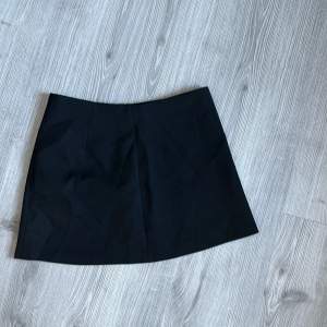 Säljer denna oanvända korta kjolen från Zara i M! 
