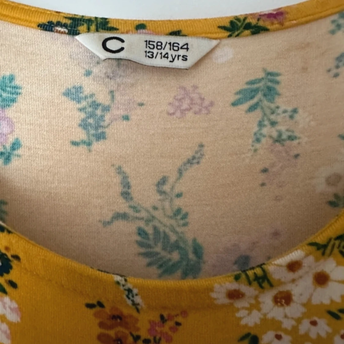 Gulblommig klänning - 91