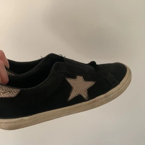 Next star skor  - Svarta skor från next med guld stjärna.  Super sköna men ganska slitna. Skicka prisförslag. Nypris ca 350kr