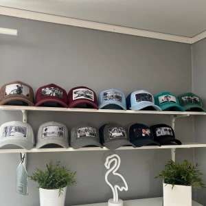 Valvet kepsar - Tjena! Säljer 14 olika velvet kepsar då dem inte används:(  Skicka pm om pris 😃 Strl one size på alla 