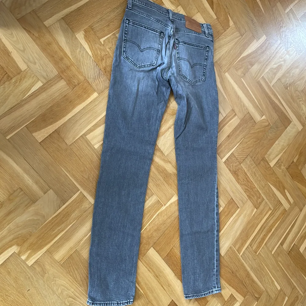 Levis jeans modell 511, W30, L34 säljes. Inga fläckar eller hål. Beninnermåttet är 88 cm.. Jeans & Byxor.